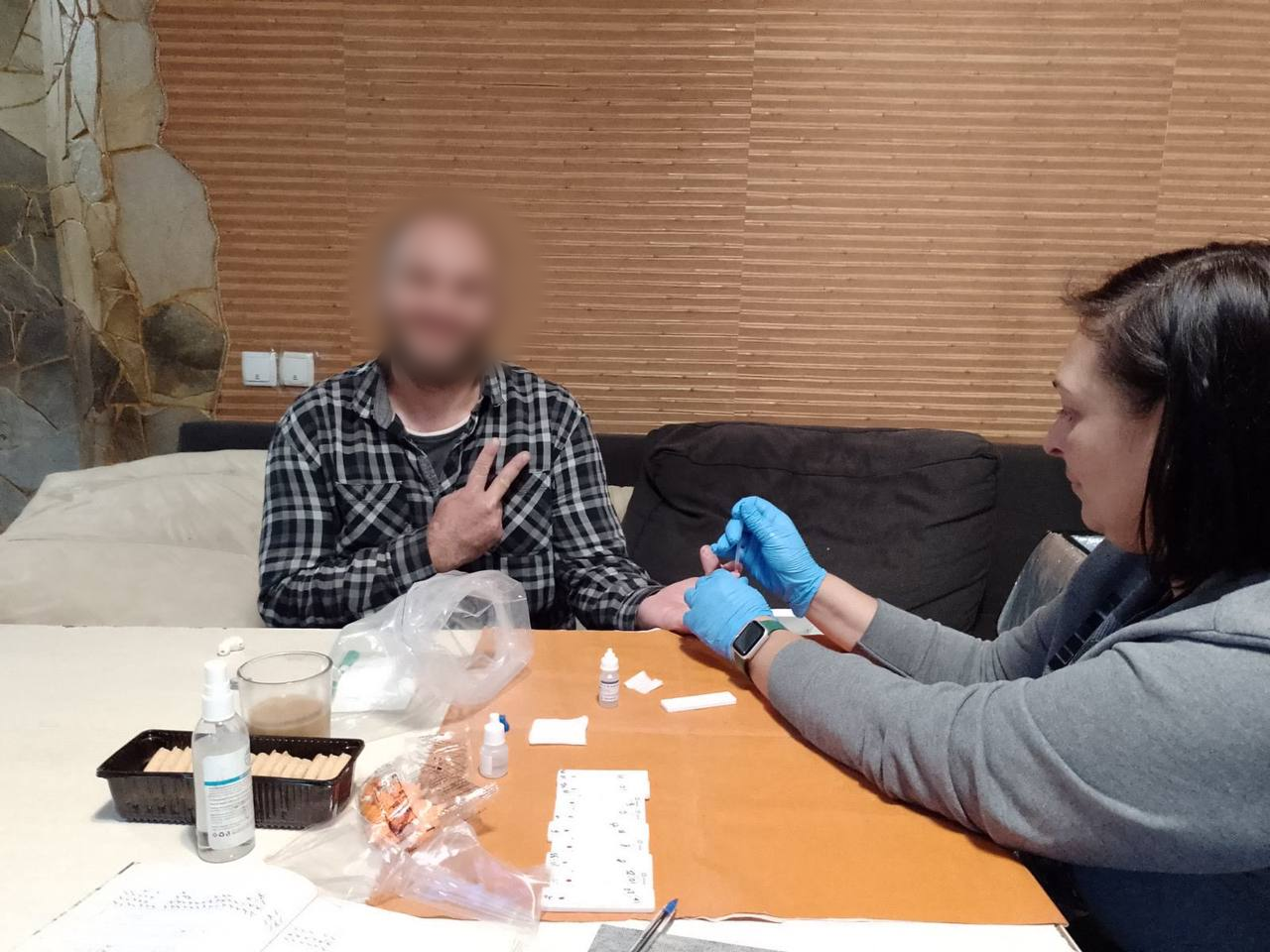 «Значно легше звернутися до мене, ніж одразу піти до лікарні»: на чому базується довіра до координаторів FREE ZONE